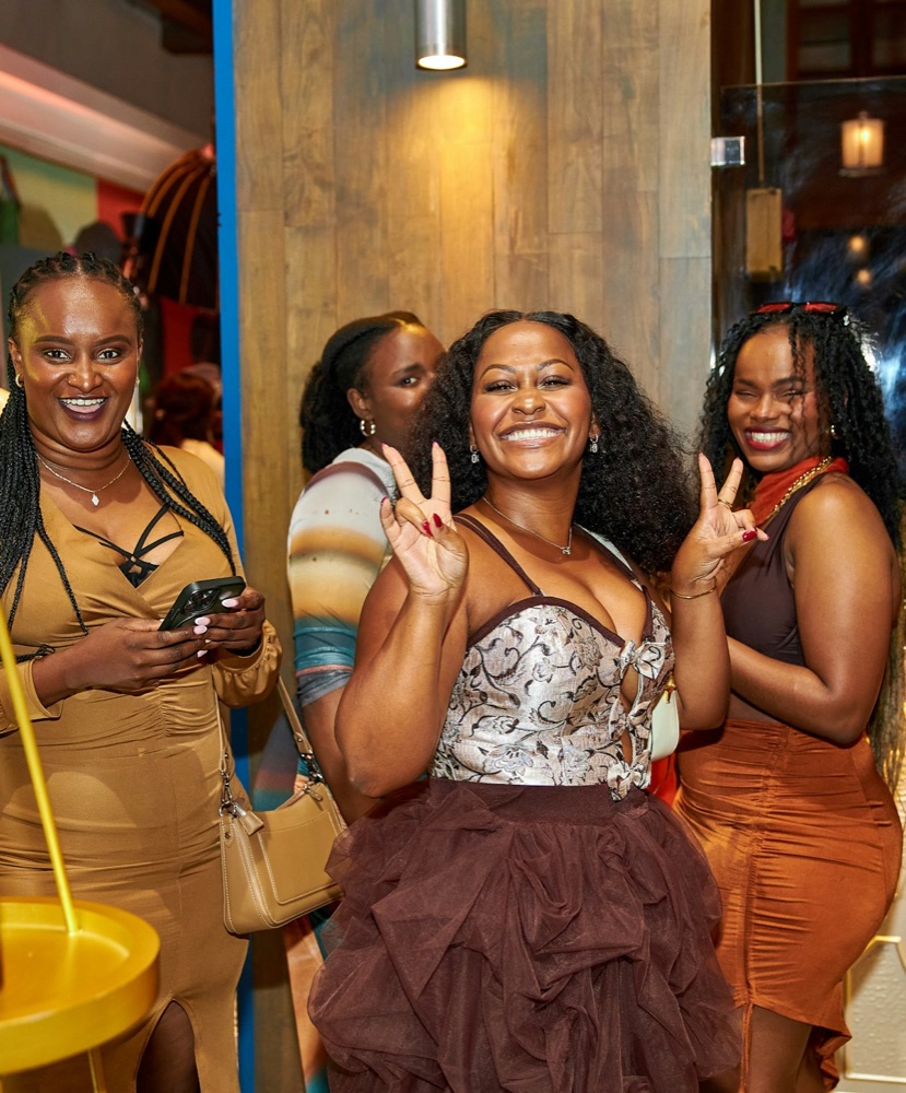 Des femmes noires réunies et souriantes lors d'un événement